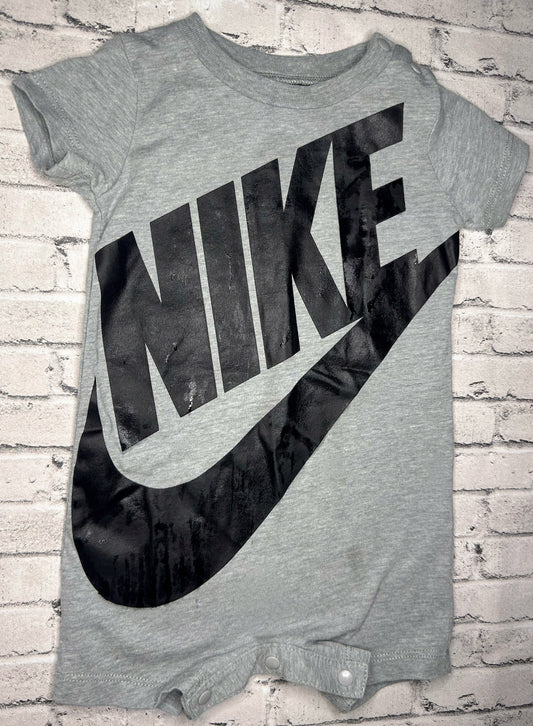 Nike: Gray Graphic Romper- 6m