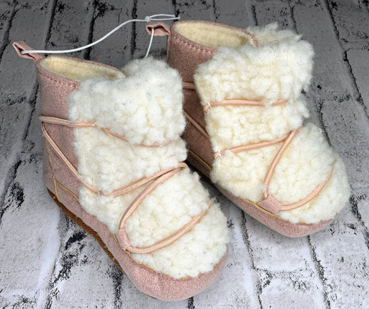 Sherpa Pink Booties- 0/3m NEW!