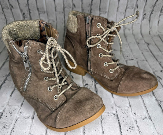 Ellie: Tan Zip Up Booties - 3Y