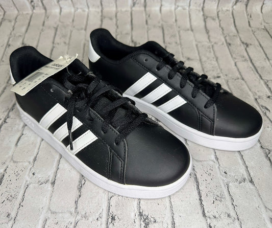 Adidas: Classic Tennis Shoes - 4Y   NEW!!