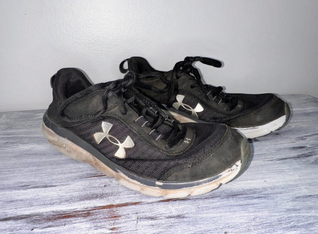 Under Armour: Black Tennis Shoes-5.5Y